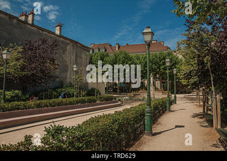 Bewaldeten Gärten und Häuser unter sonnigen blauen Himmel am Montmartre in Paris. Einer der kulturellen Zentrum der eindrucksvollsten Welt in Frankreich. Stockfoto