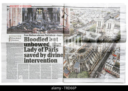 Innenseite Doppelseite in der Daily Mail vom 16. April 2019 mit Details der Notre Dame de Paris Feuer Stockfoto