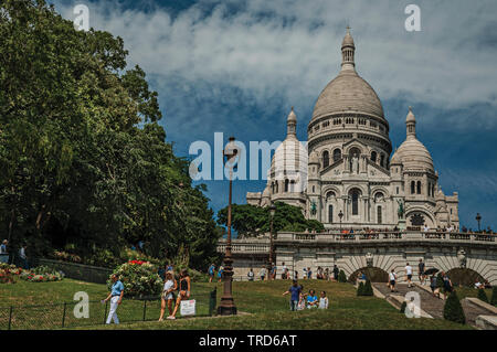 Leute, das Treppenhaus und der Basilika Sacre Coeur auf dem Montmartre in Paris. Einer der kulturellen Zentrum der eindrucksvollsten Welt in Frankreich. Stockfoto