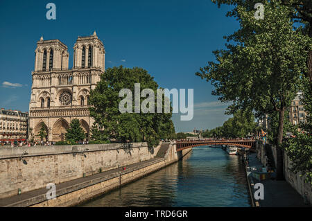 Menschen, seine und die gotische Kathedrale Notre-Dame in Paris. Einer der kulturellen Zentrum der eindrucksvollsten Welt in Frankreich. Stockfoto