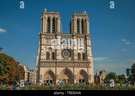 Menschen und Gärten an der gotischen Kathedrale Notre-Dame in Paris. Einer der kulturellen Zentrum der eindrucksvollsten Welt in Frankreich. Stockfoto