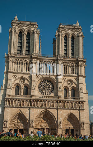 Menschen und Gärten an der gotischen Kathedrale Notre-Dame in Paris. Einer der kulturellen Zentrum der eindrucksvollsten Welt in Frankreich. Stockfoto