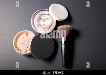 Halifax, Kanada - 31. Mai 2019: Sammlung von Make-up einschließlich Mary Kay Pulver, Pinsel, und Cover Girl concealer oder Foundation Stockfoto