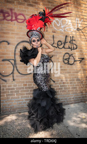 Stellen Porträt einer Trans marcher im Kostüm an der 2019 Queens CSD-Parade in Jackson Heights, NEW YORK CITY. Stockfoto