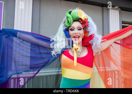 Porträt einer trans Raumökonomie und Haar an der 2019 Queens CSD-Parade in Jackson Heights, NEW YORK CITY. Stockfoto