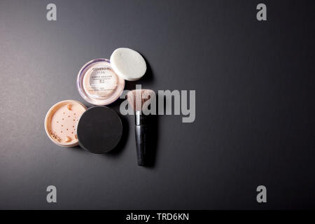 Halifax, Kanada - 31. Mai 2019: Make-up vor schwarzem Hintergrund, darunter Mary Kay und Cover Girl Produkte Stockfoto