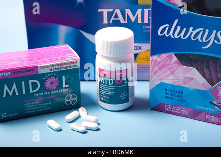 Halifax, Kanada - 31. Mai 2019: Midol Pillen und Box mit Menstruation Produkte auf einem blauen Hintergrund Stockfoto