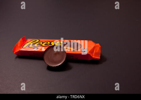 Halifax, Kanada - 31. Mai 2019: Paket von Reese's Peanut Butter Cups mit einer Schale aus Stockfoto