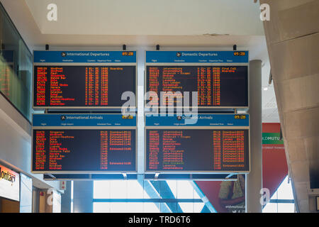 Internationale und inländische Abfahrts- und Ankunftstafeln mit Flugplänen, Zeit- und Statusinformationen am Flughafen Kapstadt, Südafrika Stockfoto