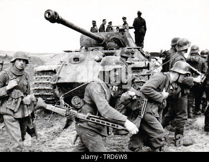 Deutscher Panzer Panther und Grenadiere ab der 5.SS-Division Wiking. Ein Soldat trägt eine MG42 an der Ostfront 1944 ein weiteres MP 44 Stockfoto