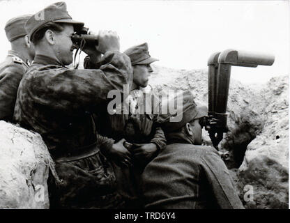 Waffen-SS-Offiziere aus der Wiking SS Panzer Division mit Scissor Umfang in Polen an der Ostfront 1944 PK SS KB Ernst Baumann Stockfoto