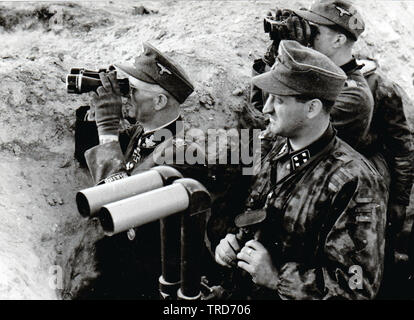 5. SS Panzer Division Commander Gruppenführer (Allgemein) Gille wih Binnoculars mit Sturmbannführer (Major) Hack in einer Beobachtung Schützengraben an der Ostfront 1944 Stockfoto