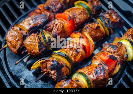 Grillen und Grillen treffen bei Picknick Stockfoto