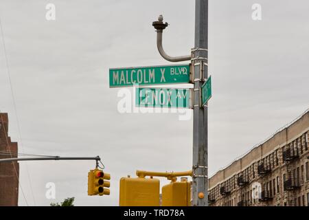 Harlem Straßenschilder für Malcolm X Boulevard und Lenox Avenue Stockfoto