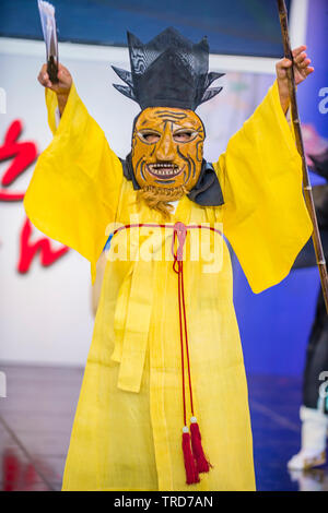 ANDONG, SÜDKOREA - Okt 01: Schauspieler, die die koreanischen traditinal Maskdance in Andong Südkorea am 01. Oktober 2018, die Maskdance festival Hel Stockfoto