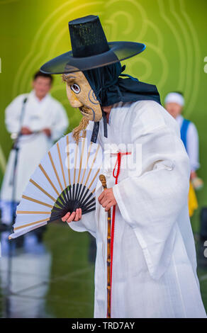 ANDONG, SÜDKOREA - Okt 01: Schauspieler, die die koreanischen traditinal Maskdance in Andong Südkorea am 01. Oktober 2018, die Maskdance festival Hel Stockfoto
