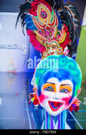 Philippinische Tänzerin des Masskara Festivals von Bacolod treten auf dem Maskdance Festival in Andong Südkorea auf Stockfoto