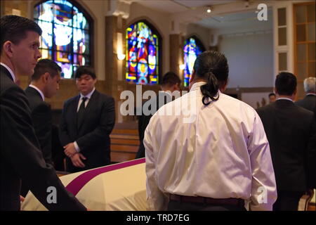 New York City, NY/USA, 24. Juni 2016: Pallbearers Durchführung einer Schatulle legte der Kirche Stockfoto