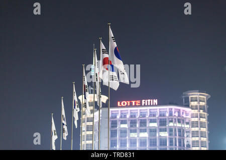 Dongdaemun, Seoul, Südkorea - März 2019: Korea national flags Schießen mit Lotte Fitin als Hintergrund. Stockfoto