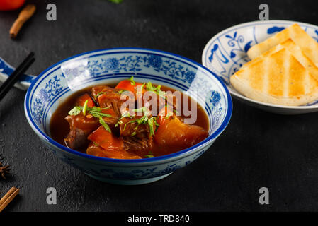 Bo Kho-vietnamesischen Rinderragout mit Brot oder Reis Stockfoto