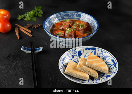 Bo Kho-vietnamesischen Rinderragout mit Brot oder Reis Stockfoto