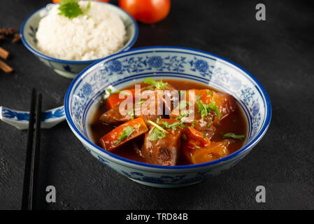 Bo Kho-vietnamesischen Rinderragout mit Brot oder Reis Stockfoto