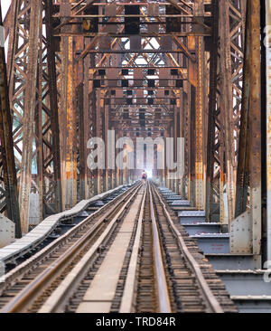 Vintage Railroad Tracks auf den berühmten Long Bien Brücke, Hanoi, Vietnam. Dies ist die Strecke wurde so lange und noch in Betrieb gebaut Stockfoto