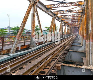 Vintage Railroad Tracks auf den berühmten Long Bien Brücke, Hanoi, Vietnam. Dies ist die Strecke wurde so lange und noch in Betrieb gebaut Stockfoto