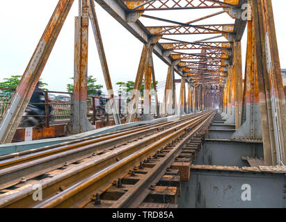 Vintage Railroad Tracks auf den berühmten Long Bien Brücke, Hanoi, Vietnam. Dies ist die Strecke wurde so lange und noch in Betrieb gebaut Stockfoto