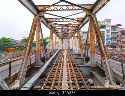 Vintage Railroad Tracks auf den berühmten Long Bien Brücke, Hanoi, Vietnam. Dies ist die Strecke wurde so lange und noch in Betrieb gebaut Stockfoto