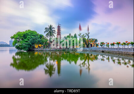 Tran Quoc Pagode bei Sonnenuntergang auf dem West See Halbinsel ältesten Tempel in Hanoi, Vietnam Stockfoto