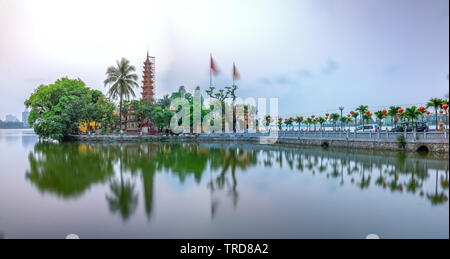 Tran Quoc Pagode bei Sonnenuntergang auf dem West See Halbinsel ältesten Tempel in Hanoi, Vietnam Stockfoto