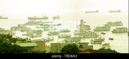 Halong Bay, Vietnam - April 2rd, 2019: Hon Gai Hafen mit vielen Kreuzfahrtschiff verankert. Dies ist ein natürliches Welterbe in Halong Bay, Stockfoto