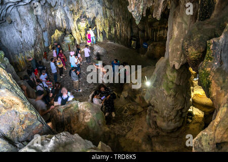 Touristische Reisen in Sung Sot Tropfsteinhöhle ist einer der besten und befindet sich in der UNESCO-Welterbe in Halong Bay, Vietnam Stockfoto