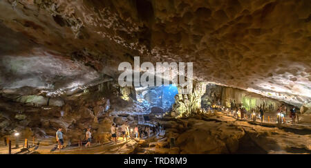 Touristische Reisen in Sung Sot Tropfsteinhöhle ist einer der besten und befindet sich in der UNESCO-Welterbe in Halong Bay, Vietnam Stockfoto