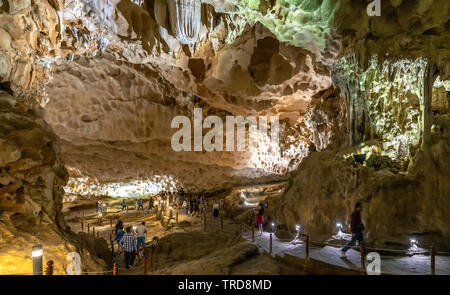 Touristische Reisen in Sung Sot Tropfsteinhöhle ist einer der besten und befindet sich in der UNESCO-Welterbe in Halong Bay, Vietnam Stockfoto