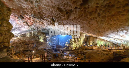 Touristische Reisen in Sung Sot Tropfsteinhöhle ist einer der besten und befindet sich in der UNESCO-Welterbe in Halong Bay, Vietnam Stockfoto