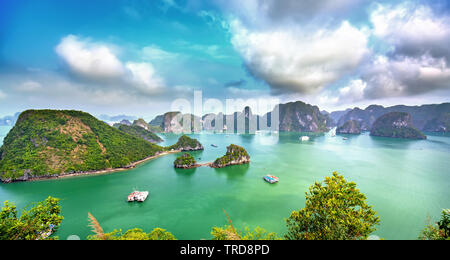 Die schöne Landschaft der Halong Bay View von adove der Ti Top Insel. Halong Bay ist das UNESCO-Weltkulturerbe, es ist eine schöne natürliche Wunder Stockfoto