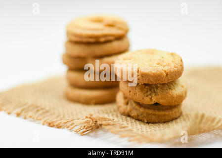 Butter cookies Gebäck auf Sack auf weißem Hintergrund Stockfoto