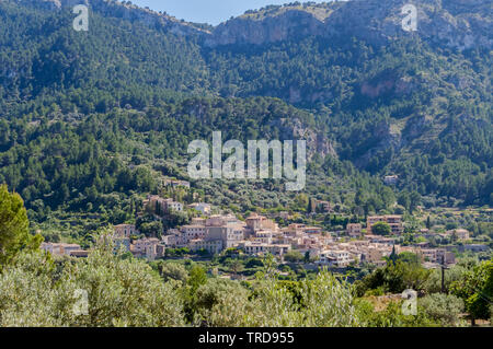 Dorf Fornalutx auf Mallorca. Fornalutx, eine bergige Stadt und Dorf auf Mallorca (Mallorca), eine der balearischen Inseln, in Spanien Stockfoto