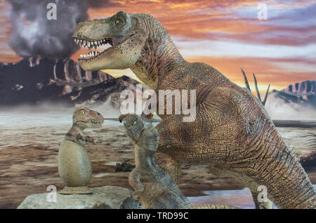 Süßes baby Tyrannosaurus rex in Ei mit Mutter Tyrannosaurus rex mit Vulkan im Hintergrund Stockfoto