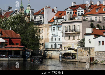 River Cruise Boot eingabe Čertovka in Prag, Tschechische Republik Stockfoto