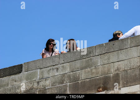 Touristen, die von der Karlsbrücke in Prag, Tschechische Republik Stockfoto