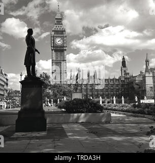 1960s, historisch, Blick auf den Uhrenturm (heute bekannt als Elizabeth Tower und allgemein als Big Ben bezeichnet) und den Palast von Westminster, Heimat der beiden britischen Houses of Parliament, von der anderen Seite des Parliament Square aus gesehen, wo zwölf Statuen stehen. Auf der linken Seite ist die Statue zu sehen, die Henry John Temple, 3. Viscount Palmerston, zweimal ein britischer Premierminister, gewidmet ist. Stockfoto