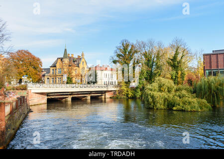 Lüneburg, Deutschland - November 06, 2018: Blick auf die Brücke über den Fluss Ilmenau in Lüneburg Stockfoto