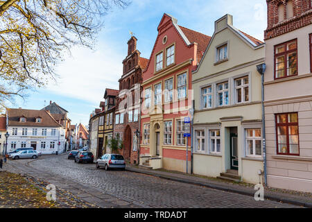 Lüneburg, Deutschland - November 06, 2018: Straße mit mittelalterlichen alten Backsteinbauten in Lüneburg Stockfoto