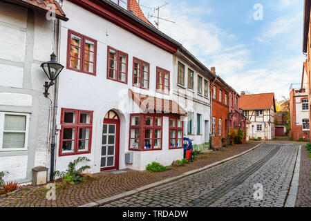 Lüneburg, Deutschland - November 06, 2018: Straße mit mittelalterlichen alten Backsteinbauten in Lüneburg Stockfoto