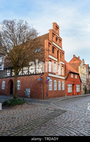 Lüneburg, Deutschland - November 06, 2018: Straße mit mittelalterlichen alten Backsteinbauten in Lüneburg Stockfoto