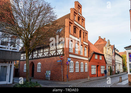 Lüneburg, Deutschland - November 06, 2018: Straße mit mittelalterlichen alten Backsteinbauten in Lüneburg Stockfoto