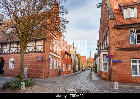 Lüneburg, Deutschland - November 06, 2018: Straße mit mittelalterlichen alten Backsteinbauten in Lüneburg Stockfoto